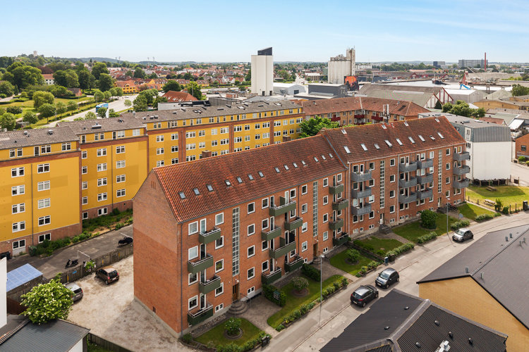 Skellet 5, 1. th