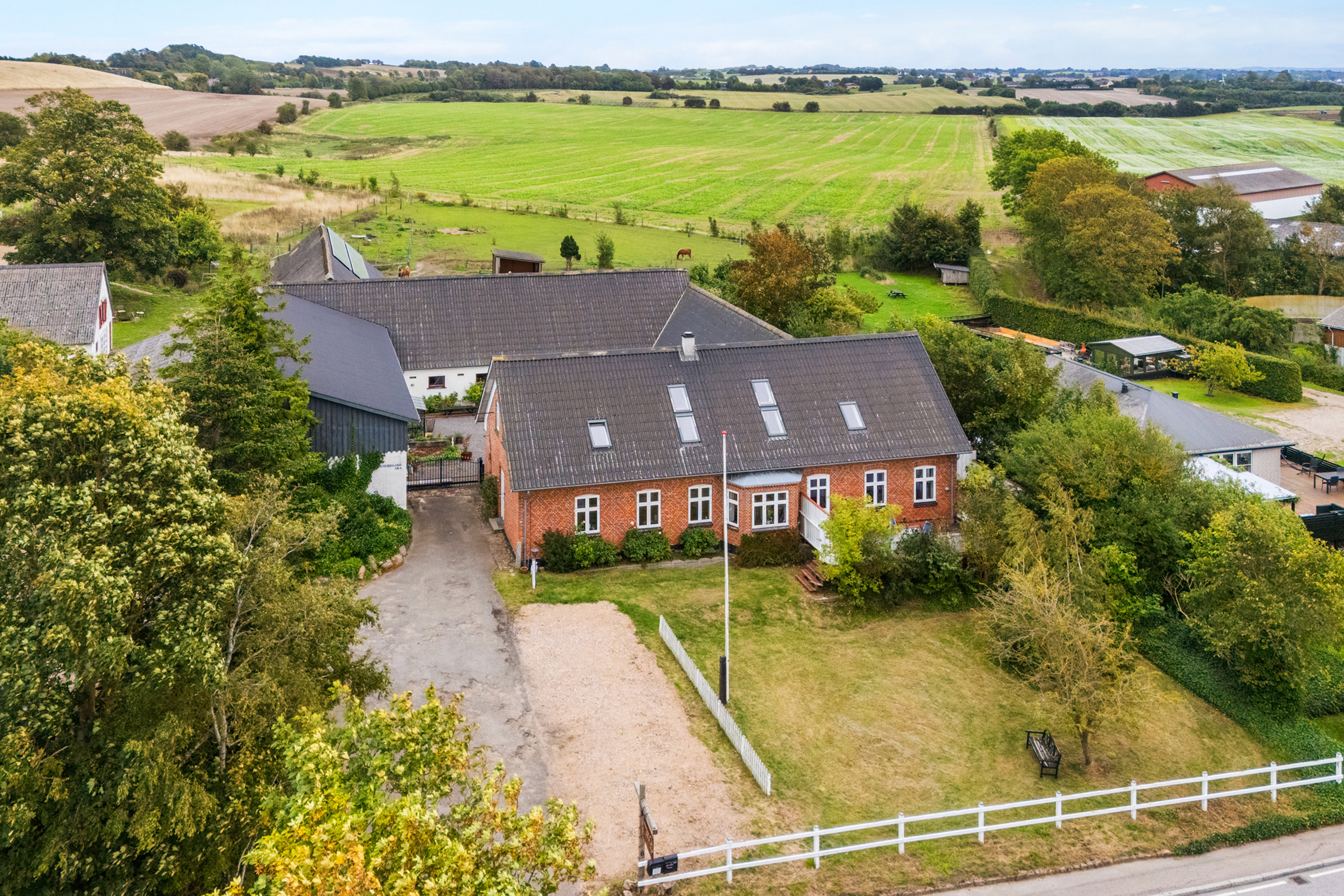 Kuća, 378 m², zemljište 32573 m²